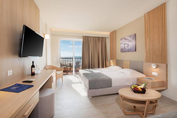 Doppelzimmer im Horizon Beach Resort Hotel mit Meerblick, Flachbildfernseher und Balkon.
