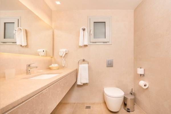 Badezimmer im Horizon Beach Resort mit Waschbecken, Toilette und Handtüchern