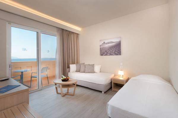 Innenansicht eines Zimmers im Horizon Beach Resort mit Blick auf den Balkon und das Meer.