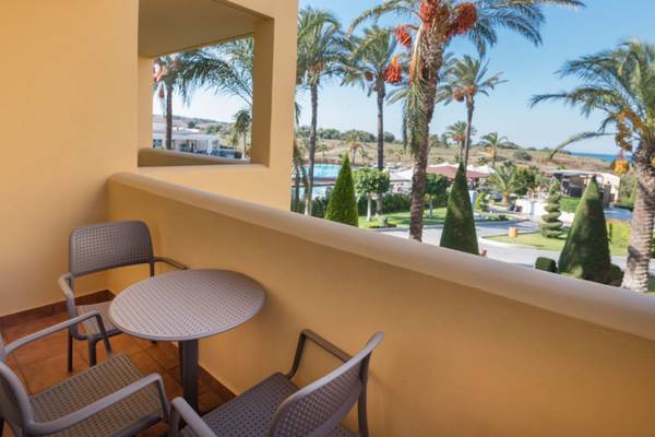 Blick vom Balkon des Horizon Beach Resorts auf einen Swimmingpool und Palmen