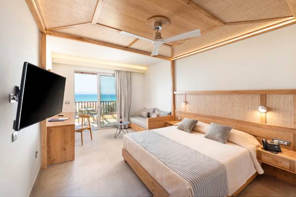 Innenansicht eines Zimmers im Horizon Beach Resort mit Blick auf das Meer.