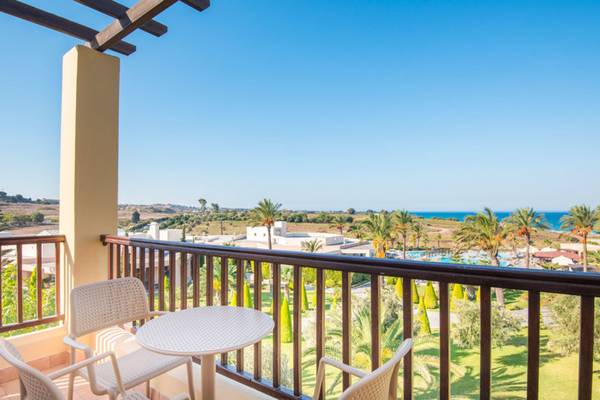 Blick vom Balkon des Horizon Beach Resorts auf den Ozean und die Anlage