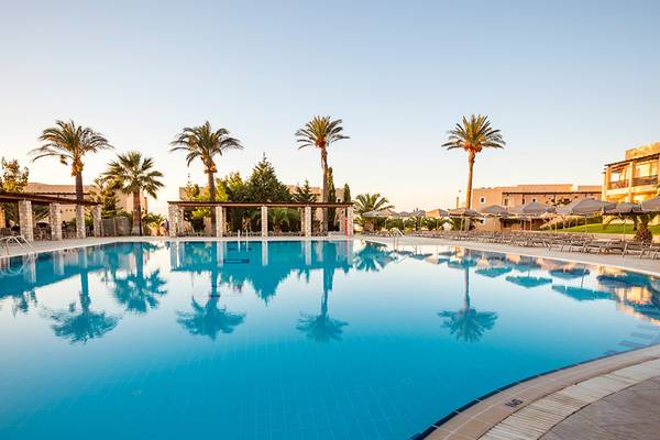 Außenbereich des Horizon Beach Resort mit großem Pool, Liegestühlen und Palmen