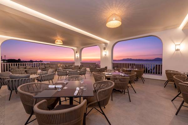 Terrasse des Horizon Beach Resorts mit Blick auf den Sonnenuntergang