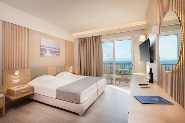 Doppelbettzimmer mit Meerblick im Horizon Beach Resort, mit Balkon, Fernseher und Schreibtisch.