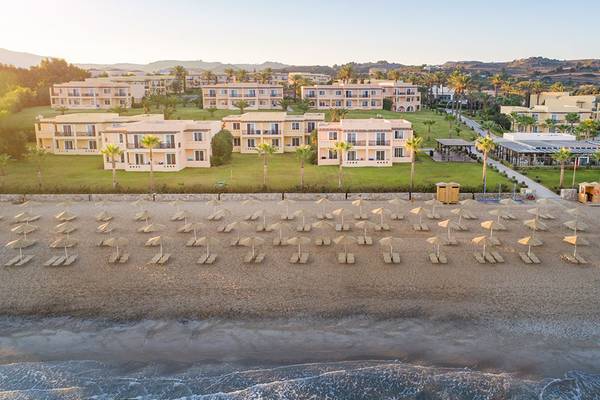 Luftaufnahme des Horizon Beach Resorts mit vielen Sonnenliegen und Sonnenschirmen am Strand