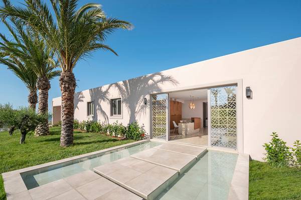 Außenansicht des Horizon Beach Resorts mit Swimmingpool und Palmen