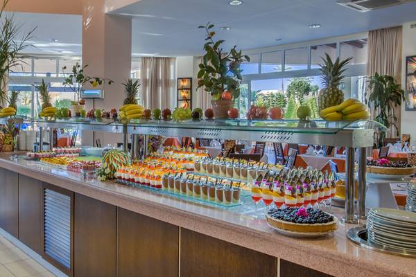 Buffettisch im Horizon Beach Resort mit verschiedenen Obstsalaten, Desserts und weiteren Gerichten.