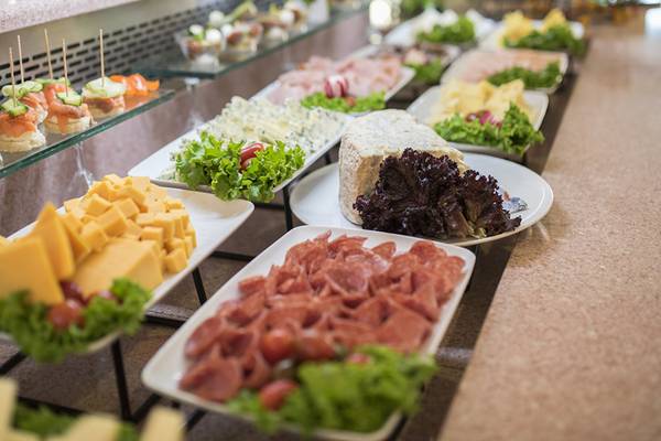 Buffet-Tisch im Horizon Beach Resort mit verschiedenen Vorspeisen wie Käse, Schinken und Salaten.