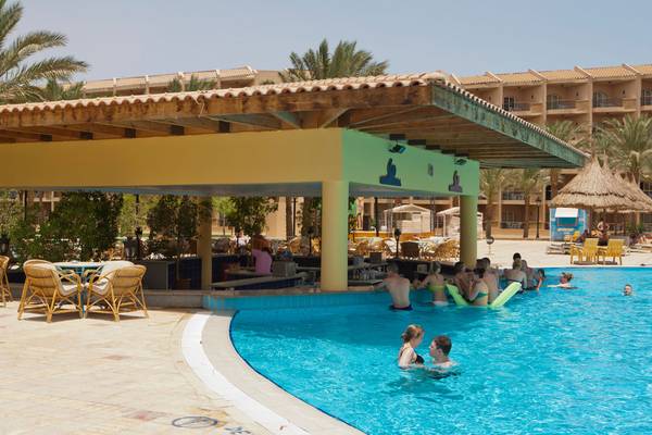 Schwimmbadbereich des Siva Grand Beach Hotel mit Bar und Gästen