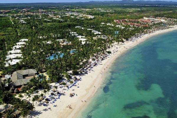 Luftaufnahme des Melia Caribe Beach Resorts mit weißen Stränden und Palmen