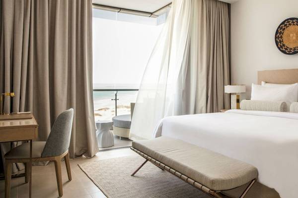 Innenansicht eines Schlafzimmers im Jumeirah at Saadiyat Island Resort mit Blick auf das Meer.
