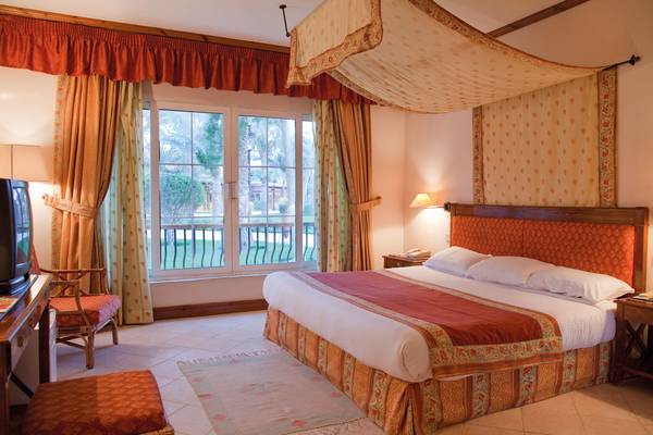 Schlafzimmer im Siva Grand Beach Hotel mit Bett, Fenstern und Blick auf die Außenlandschaft.