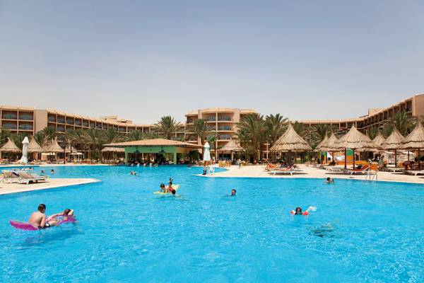 Gesamtansicht des großen Swimmingpools des Siva Grand Beach Hotels mit vielen Gästen und Palmen