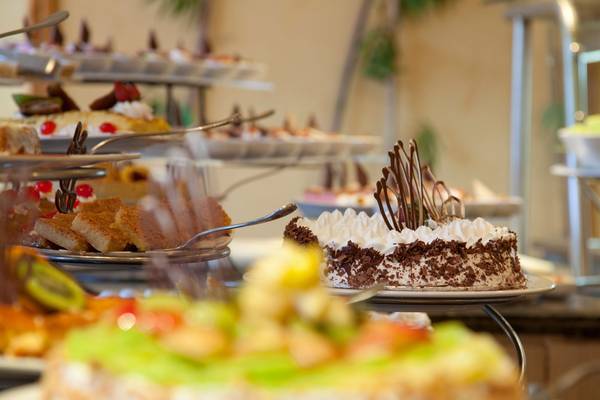 Dessertbuffet im Siva Grand Beach Hotel mit verschiedenen Kuchen und Gebäck.