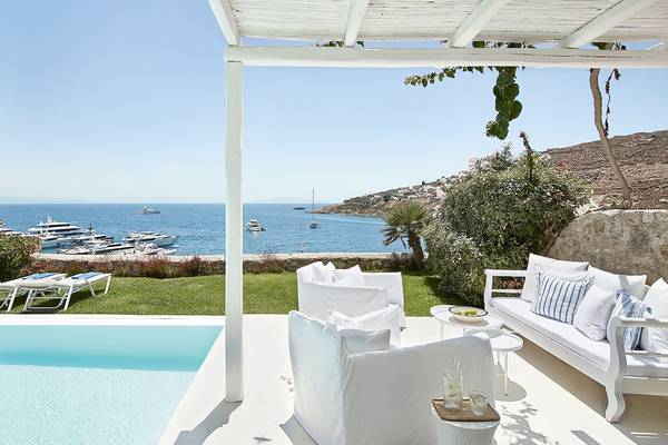 Außenbereich des Grecotel Mykonos Blu Hotels mit Blick auf den Pool und das Meer