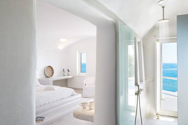 Innenansicht eines Zimmers im Grecotel Mykonos Blu Hotel mit Meerblick