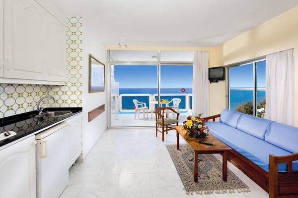Europalace Hotel Zimmer mit Meerblick, mit Balkon, Sofa und Tisch mit Blumen.