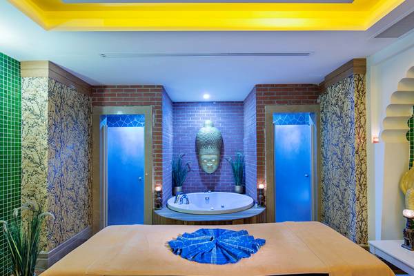 Behandlungszimmer im Diamond Excellence Resort & Spa mit Badewanne und orientalischer Dekoration.