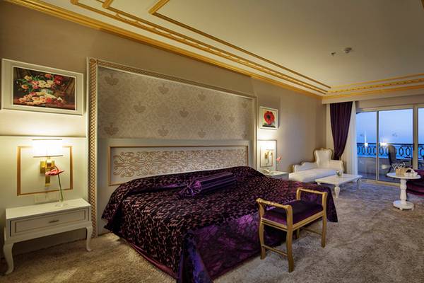 Schlafzimmer im Diamond Excellence Resort & Spa mit großem Bett, Balkon und Aussicht