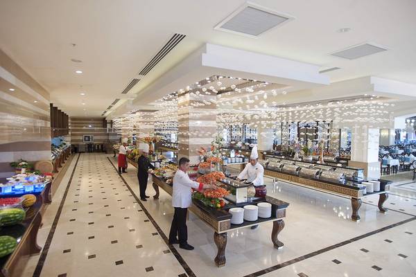 Buffethalle im Diamond Excellence Resort & Spa mit reichhaltigen Speisen, serviert von Köchen.