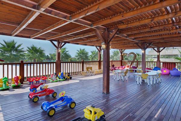 Kinderspielplatz im Diamond Excellence Resort & Spa mit hölzernen Wagen und Möbeln.