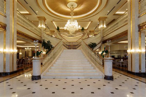 Lobby des Diamond Excellence Resort & Spa mit Marmorboden und zentraler Treppe