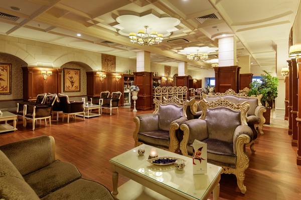 Das elegante Hotellobby-Design des Diamond Excellence Resort & Spa mit Holzböden und Kronleuchtern.