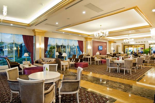 Lobby des Diamond Excellence Resort & Spa mit eleganten Möbeln und kristallenen Kronleuchtern