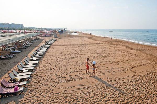 Luftaufnahme von einem Strand mit Sonnenliegen, Paar und Meer, Diamond Excellence Resort & Spa