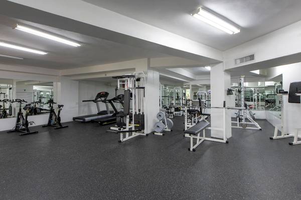 Fitnesscenter im Viva Wyndham V Heavens Hotel mit verschiedenen Trainingsgeräten.