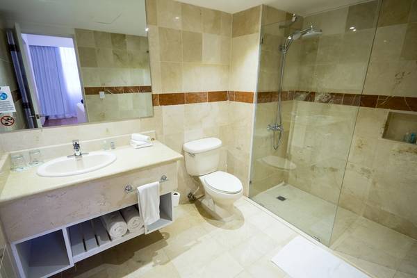 Badezimmer im Viva Wyndham V Heavens Hotel mit Dusche, Toilette und Waschbecken