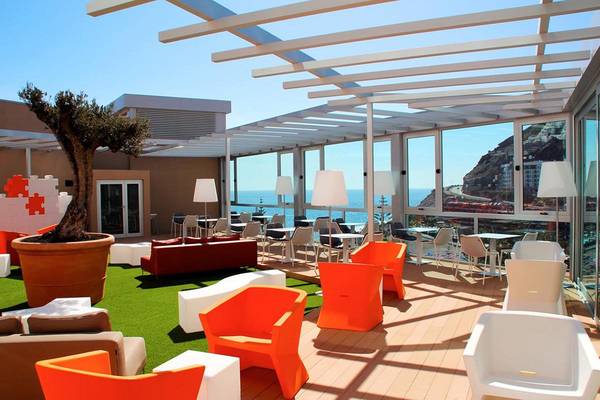 Terrasse im Riviera Vista Hotel mit Blick auf das Meer und eine Berglandschaft.
