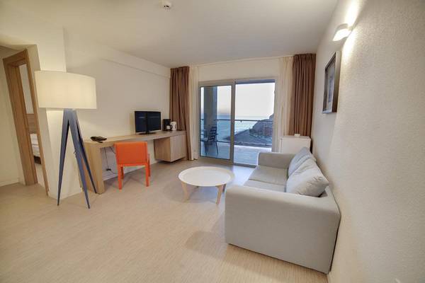 Modernes Hotelzimmer mit Blick auf das Meer und Terrasse