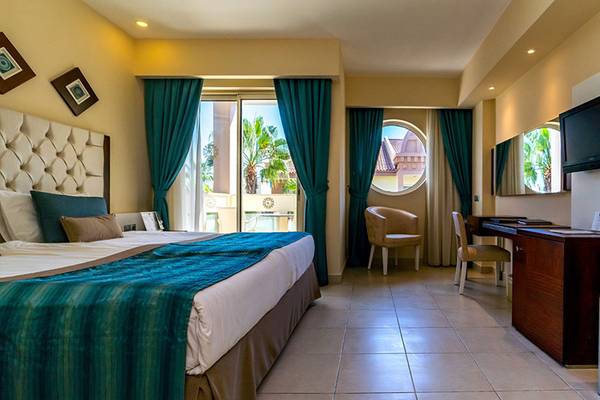 Hotelzimmer im Kamelya Aishen K Club mit Bett, Schreibtisch, Fernseher und Balkon