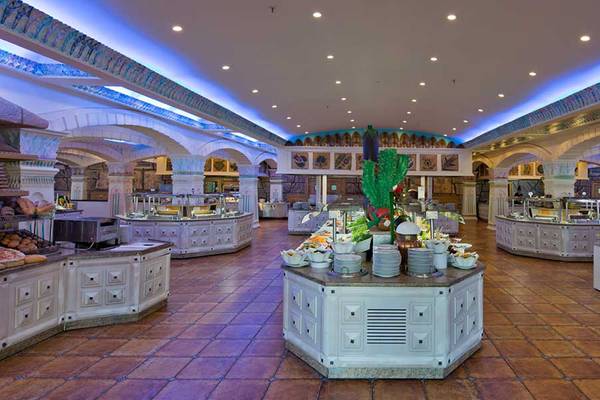 Innenansicht des Restaurants im Kamelya Aishen K Club mit vielen Essensbuffets und dekorativen Elementen.