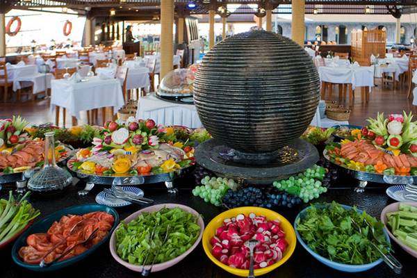 Buffet im Hotel Kamelya Aishen K Club mit verschiedenen Gerichten auf einem langen Tisch.