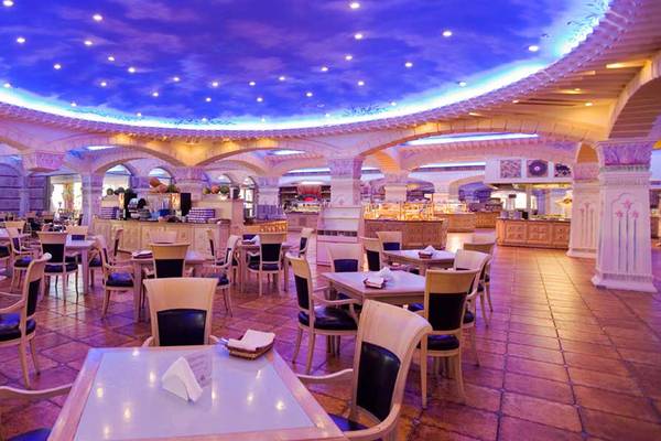 Restaurant im Kamelya Aishen K Club mit blauer Decke und runden Kronleuchtern