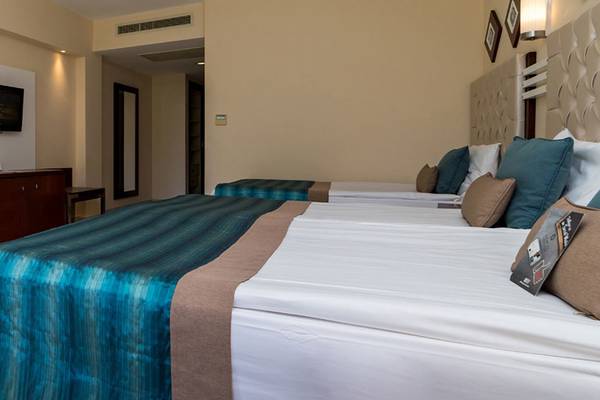Doppelzimmer im Kamelya Aishen K Club mit zwei Betten, Fernseher und Schreibtisch
