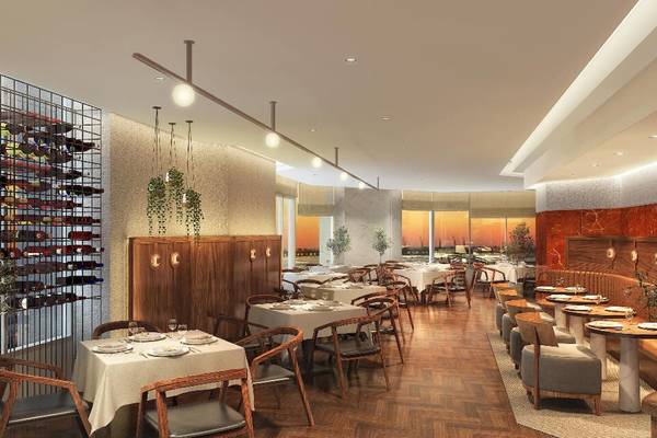 Innenansicht des JA Lake View Restaurants mit gedeckten Tischen, Stühlen und einer Weinflaschenwand.