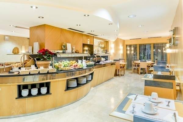Frühstücksbuffet im Del Mar Hotel in Barcelona mit verschiedenen Früchten und Speisen.