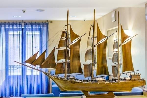 Modell eines Schiffes im Foyer des Del Mar - Barcelona Hotels