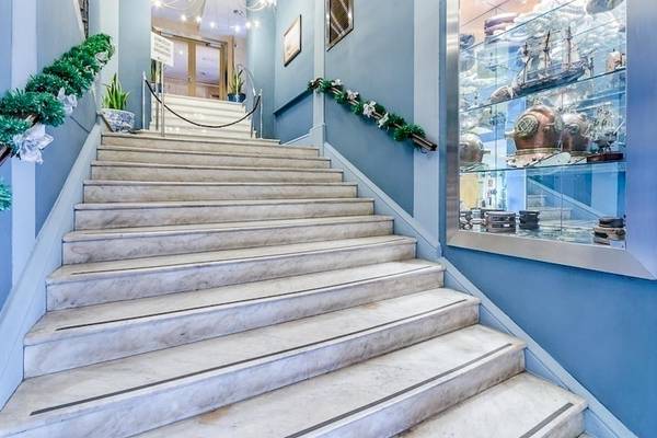 Eingangstreppen des Del Mar - Barcelona Hotels mit blauen Wänden und einer Vitrine.