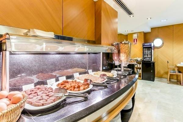 Frühstücksbuffet im Del Mar - Barcelona Hotel mit verschiedenen Speisen und Eiern.