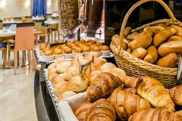Frühstücksbuffet im Del Mar Hotel in Barcelona mit verschiedenen Brötchen und Croissants.