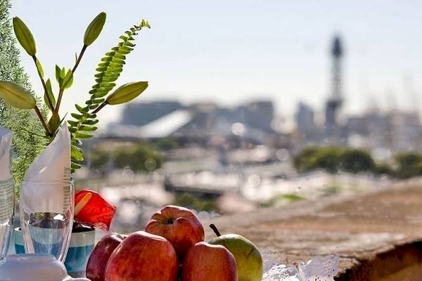 Ein Bild von Früchten auf einer Terrasse mit Blick auf Barcelona vom Hotel Del Mar.