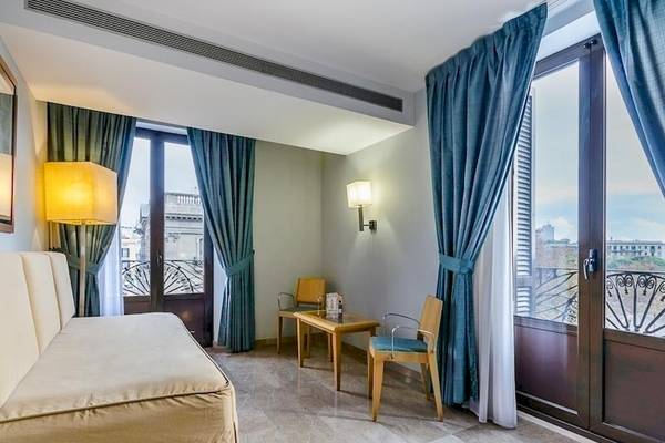 Hotelzimmer im Del Mar Barcelona mit Blick auf die Stadt und einem Balkon.