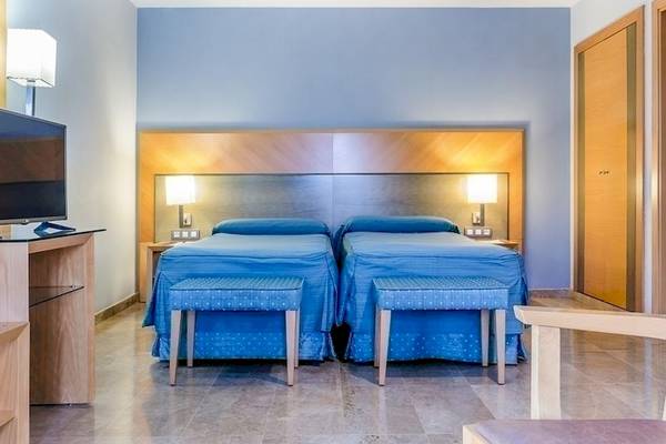 Hotelzimmer im Del Mar Barcelona mit zwei Betten, Nachttischen und Lampen