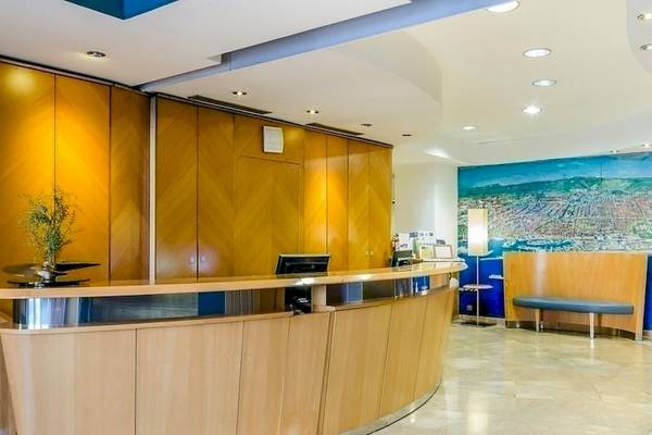 Rezeption im Del Mar - Barcelona Hotel mit blauem Wandbild und Empfangstresen