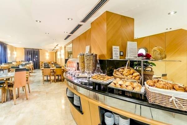 Frühstücksbuffet im Del Mar Hotel in Barcelona mit verschiedenen Broten und Gebäck.